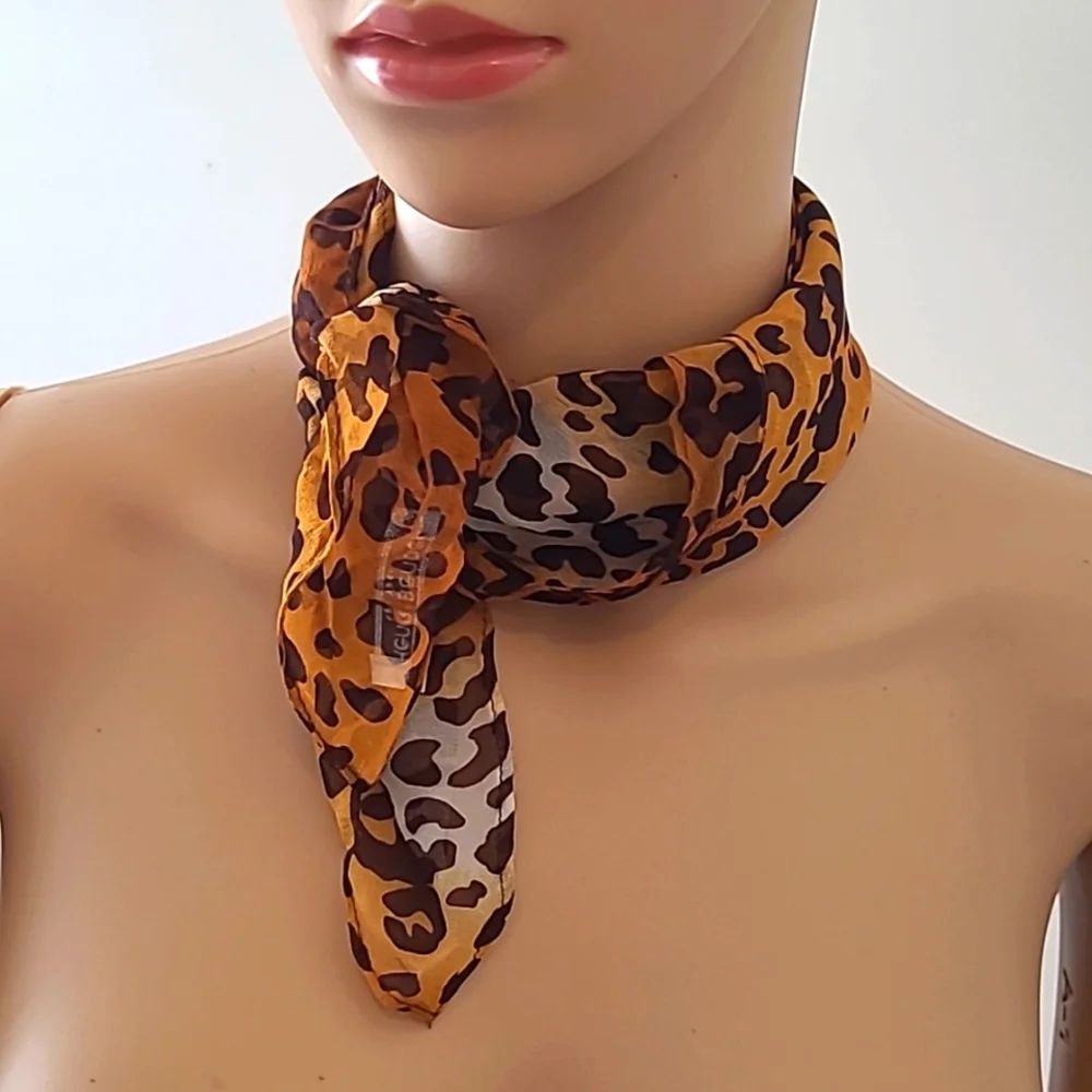 Henri Bendel Animal print square scarf - Picture 2 of 6